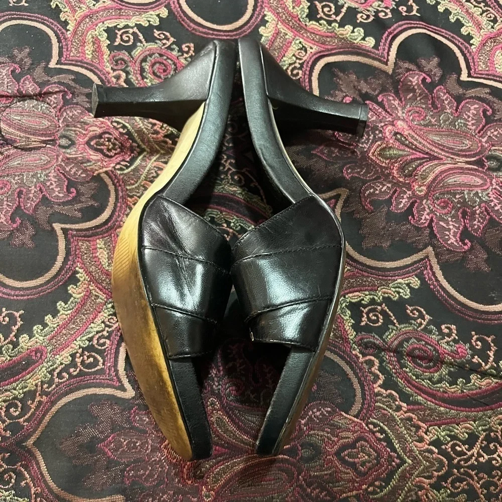 Liz Claiborne Flex Sandals size 8 1/2 leather upper in great condition.